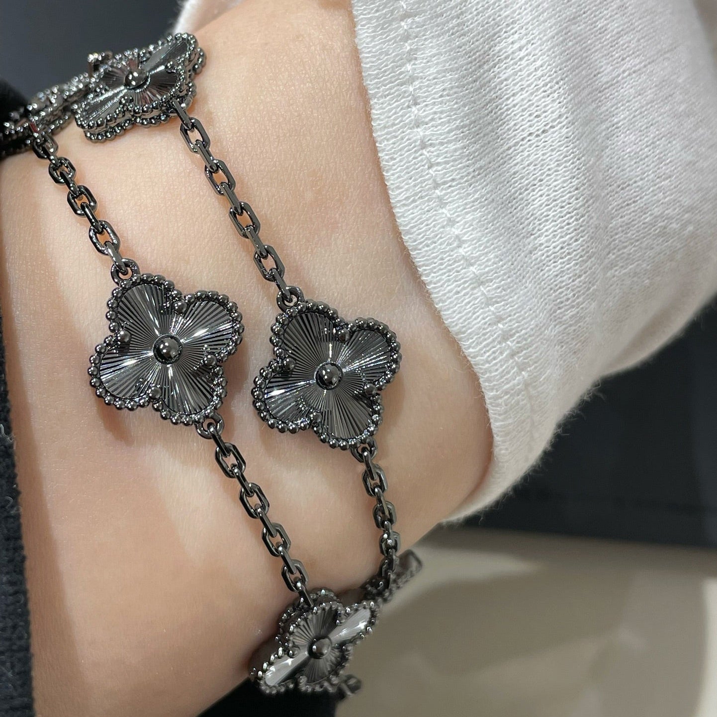 [Mystic]CLOVER 5 MOTIF BLACK BRACELET
