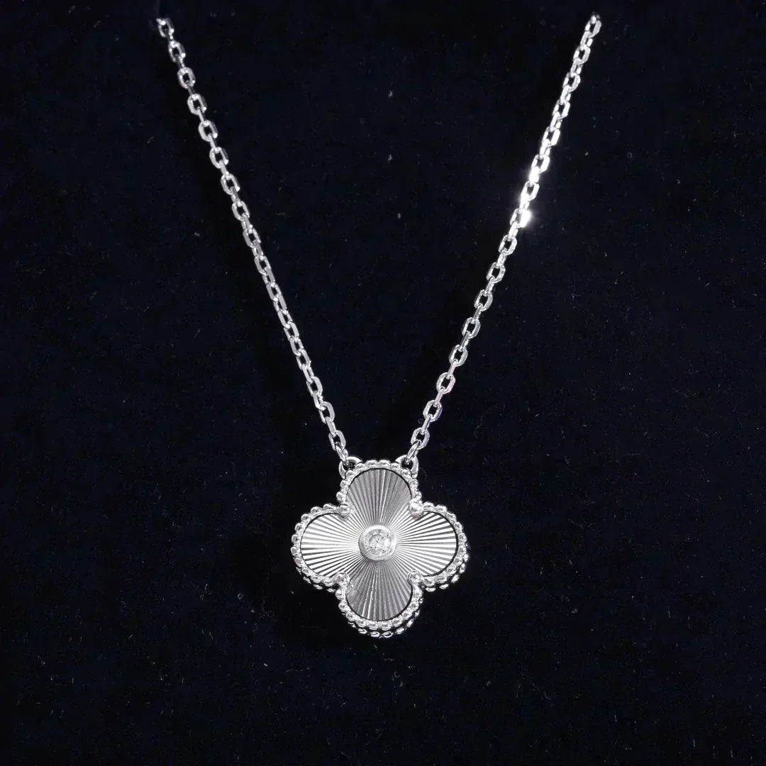 [Mystic]CLOVER  15MM DIAMOND LASER NECKLACE SILVER