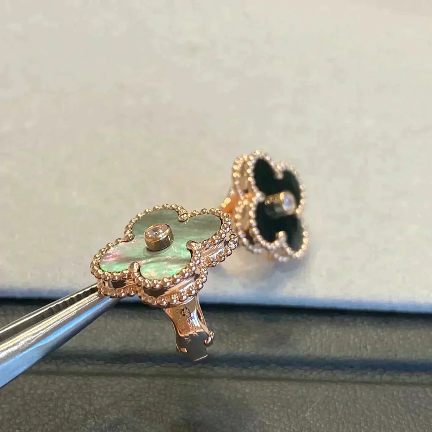 [Mystic]CLOVER MEDIUM 1 MOTIFS GRAY MOP  DIAMOND EARRINGS