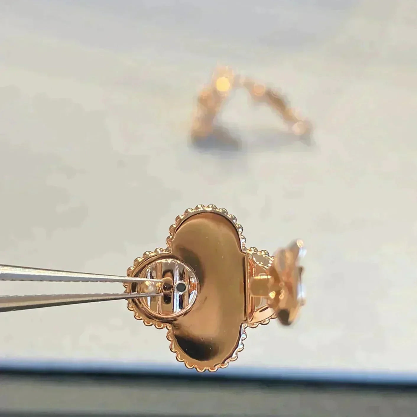 [Mystic]CLOVER MEDIUM 1 MOTIFS GRAY MOP  DIAMOND EARRINGS