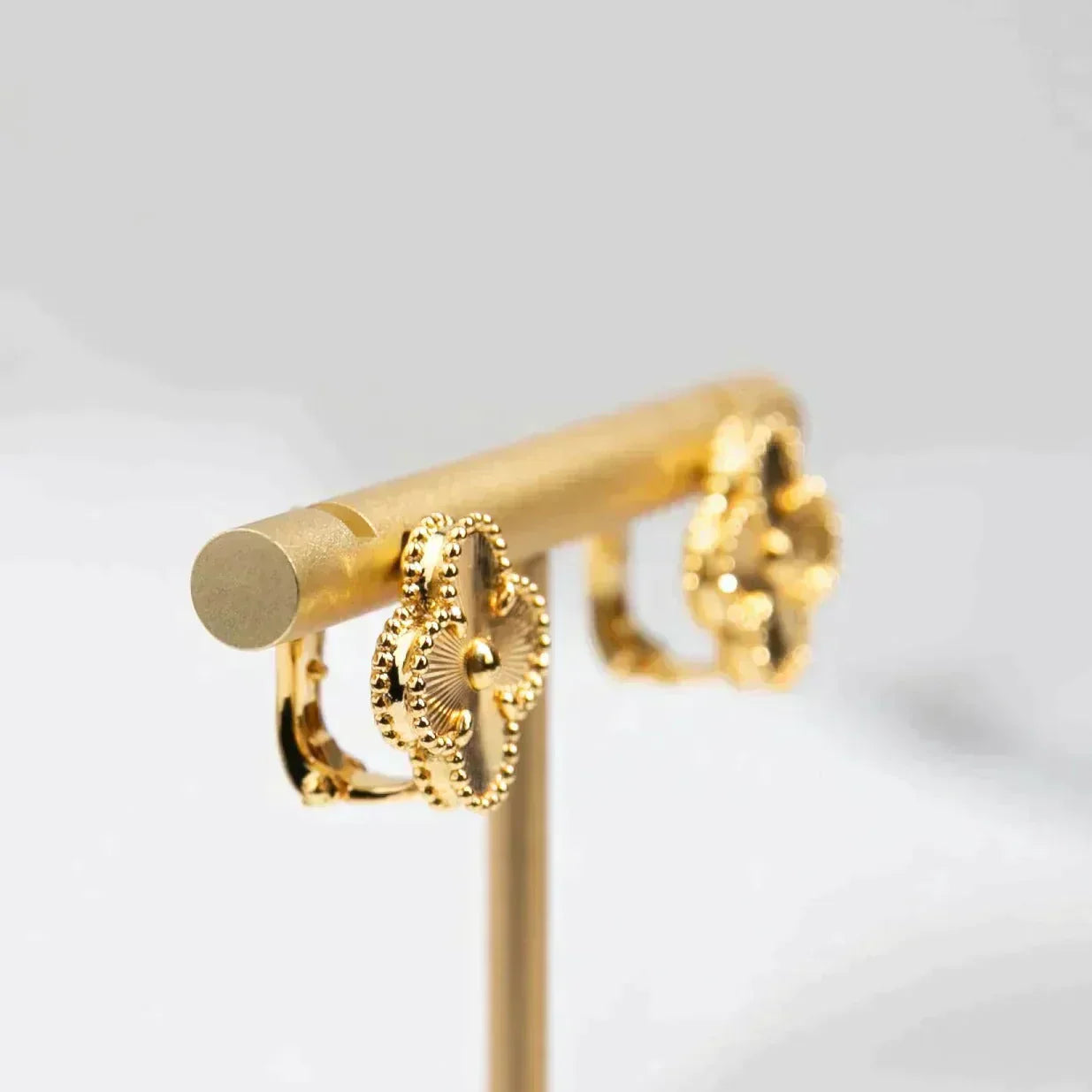 [Mystic Crown]CLOVER MEDIUM 1 MOTIFS LASER EARRINGS