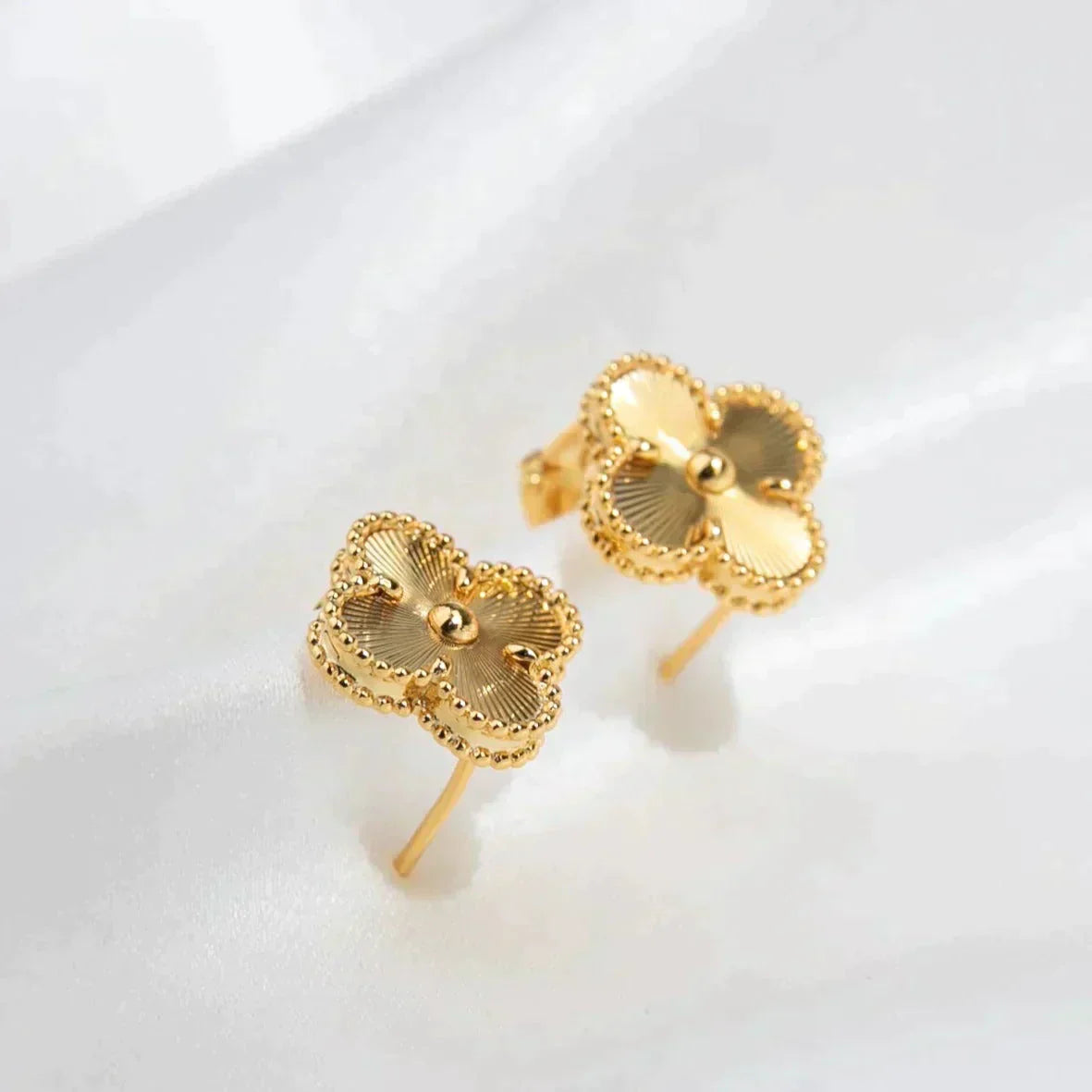[Mystic]CLOVER MEDIUM 1 MOTIFS LASER EARRINGS
