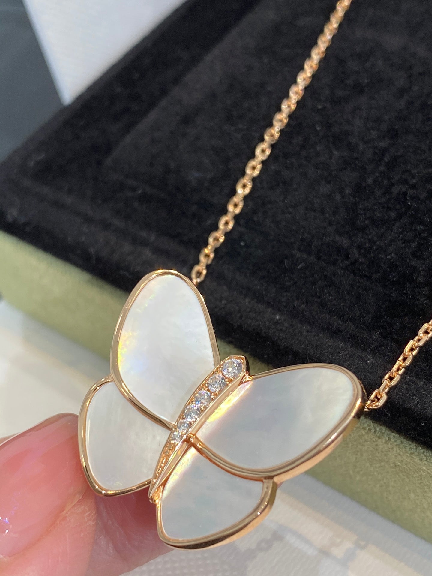 [Mystic]BUTTERFLY GOLD MOP DIAMOND NECKLACE