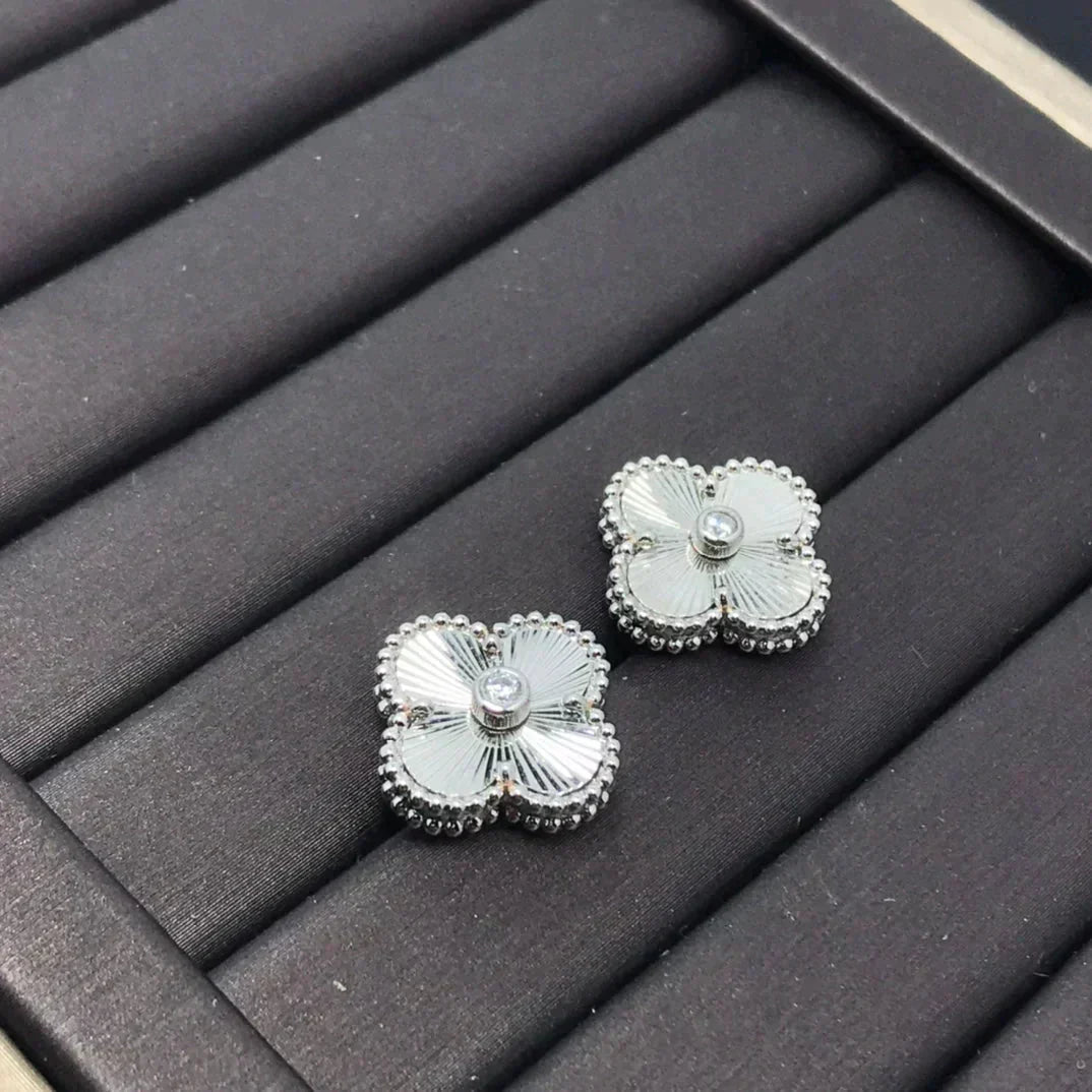 [Mystic]CLOVER MINI 9.5MM LASER EARRINGS