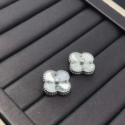 [Mystic]CLOVER MINI 9.5MM LASER EARRINGS