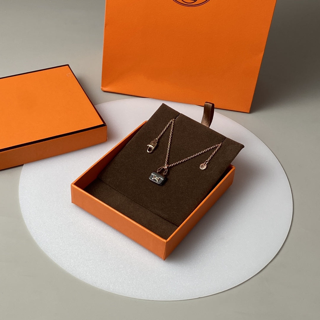 [ミスティック]コンスタンス ブラック ペンダント ピンクゴールド ネックレス