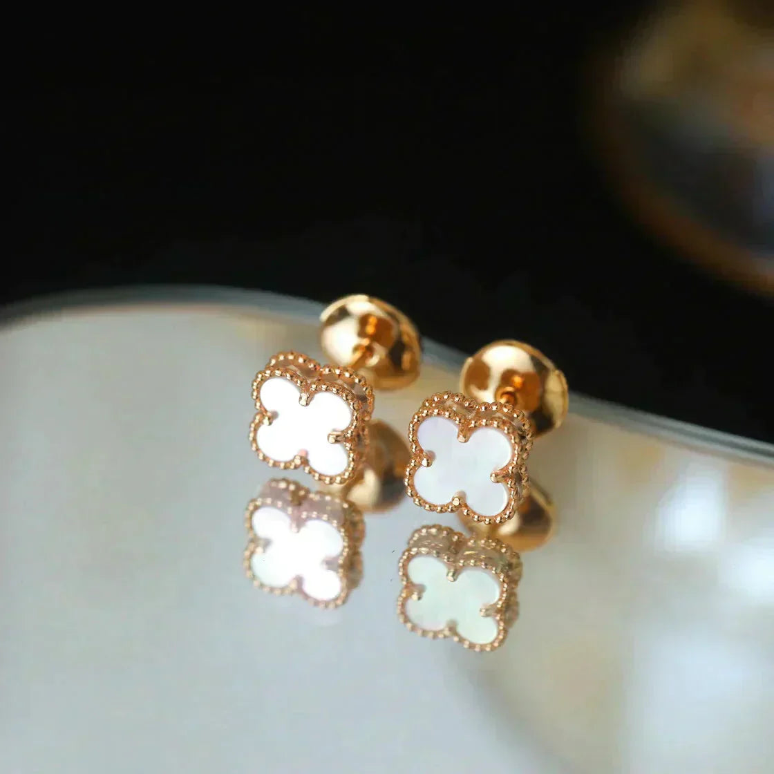 [Mystic]CLOVER MINI 9.5MM WHITE MOP EARRINGS