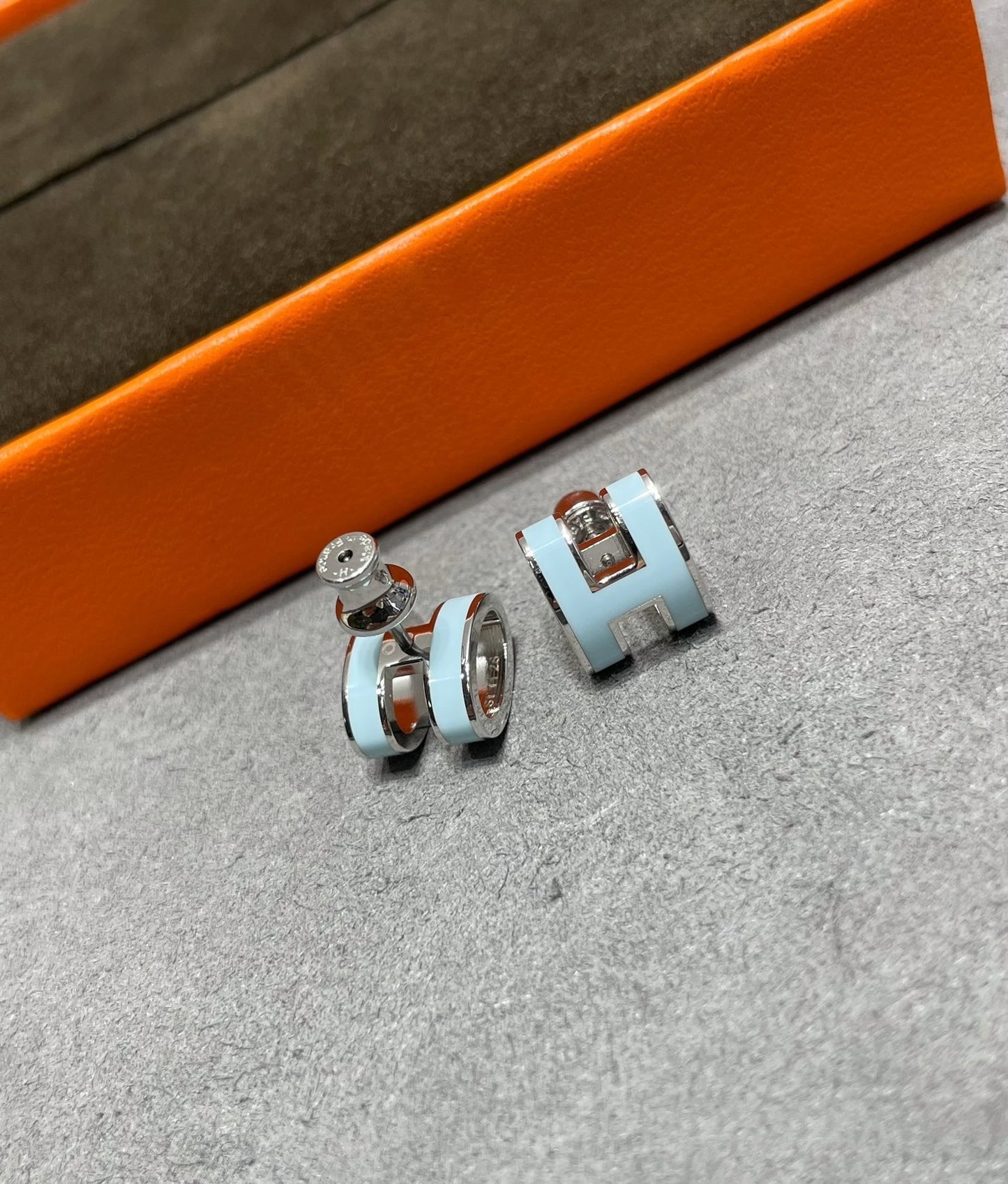 [Mystic]POP H SKY BLUE STUD EARRINGS