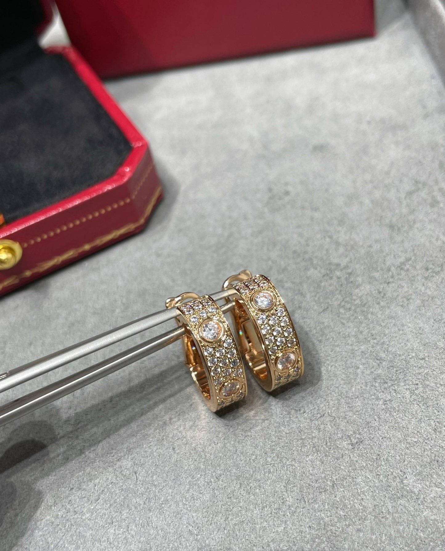 [Mystic Crown]LOVE 5.5MM DIAMOND PAVED EARRINGS