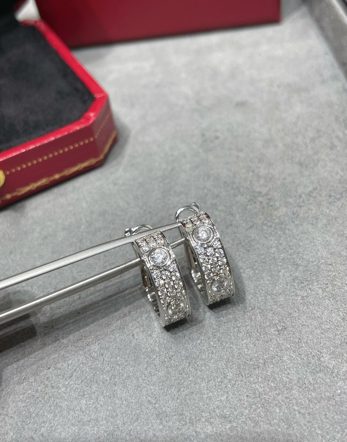 [Mystic Crown]LOVE 5.5MM DIAMOND PAVED EARRINGS