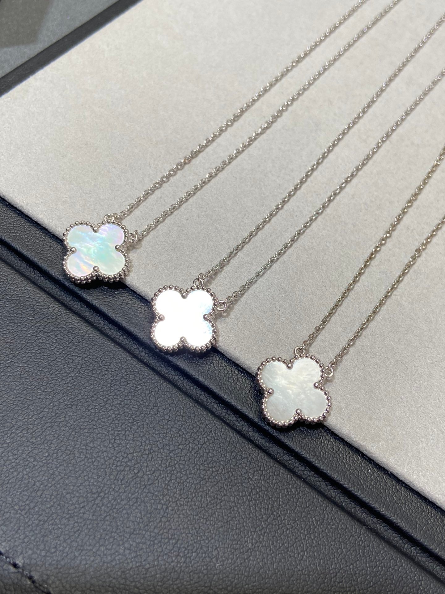 [Mystic]CLOVER MEDIUM SILVER WHITE MOP NECKLACE