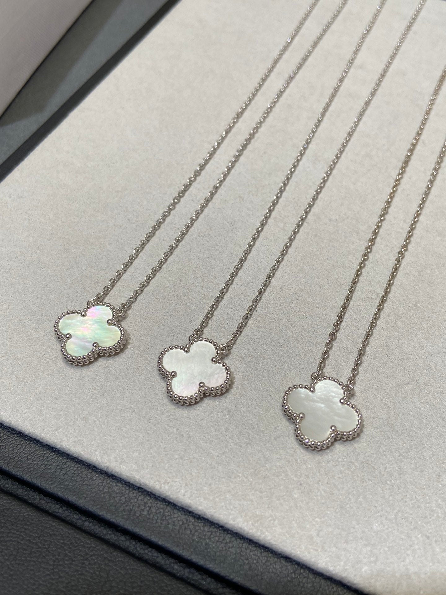 [Mystic]CLOVER MEDIUM SILVER WHITE MOP NECKLACE
