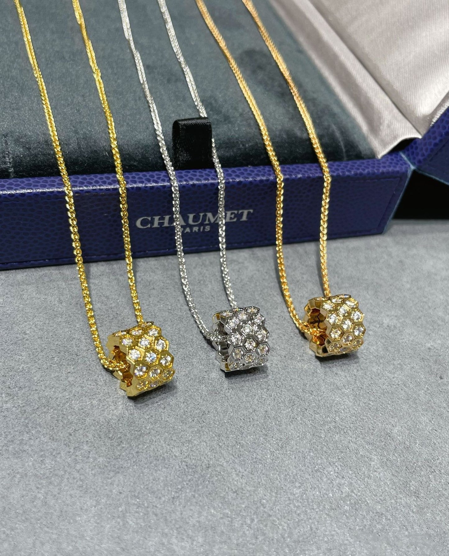 [Mystic]BEE LOVE DIAMOND PAVED 3 ROW NECKLACE