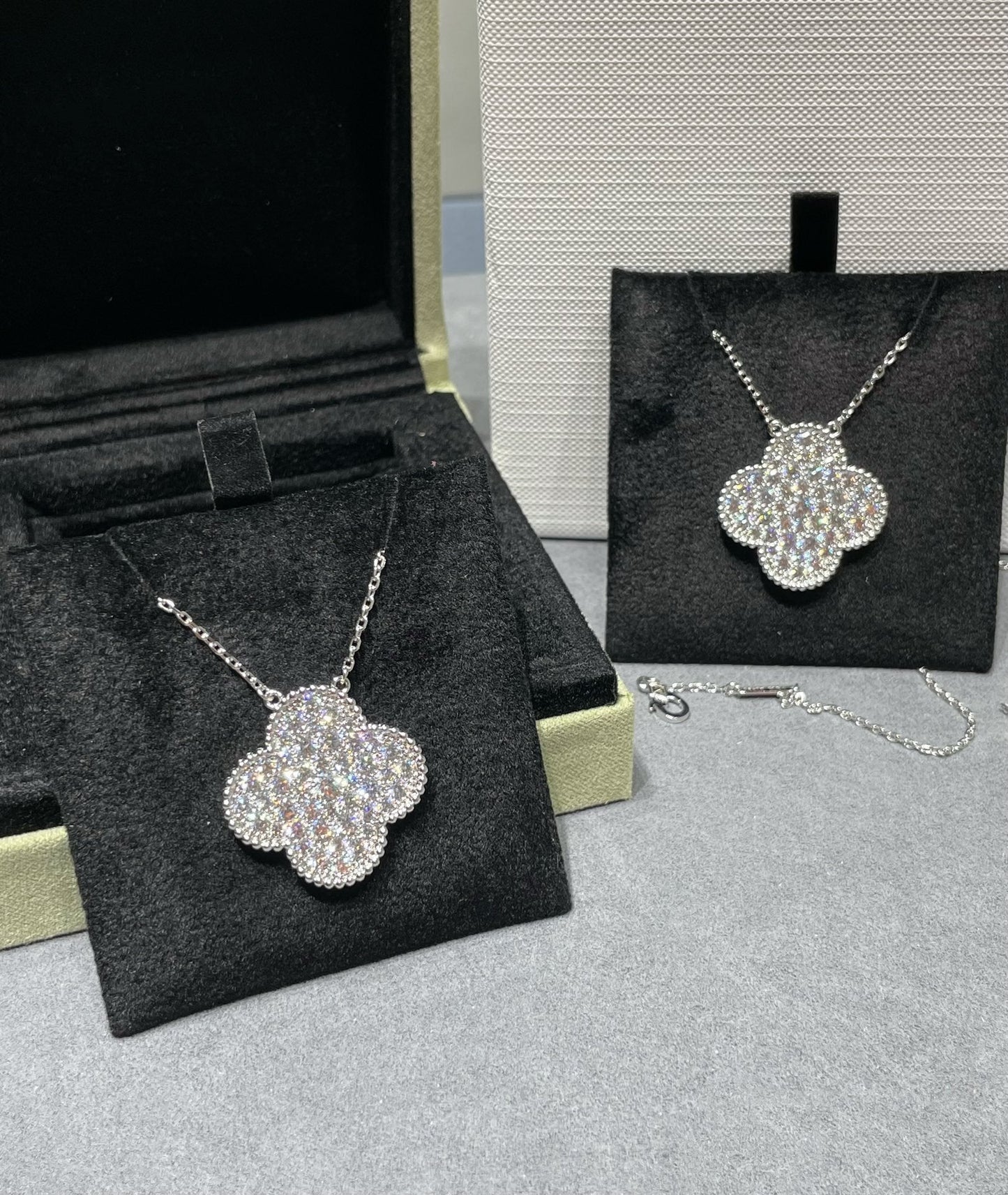 [Mystic Crown]CLOVER 25MM LARGE PENDANT DIAMOND PAVED SILVER NECKLACE