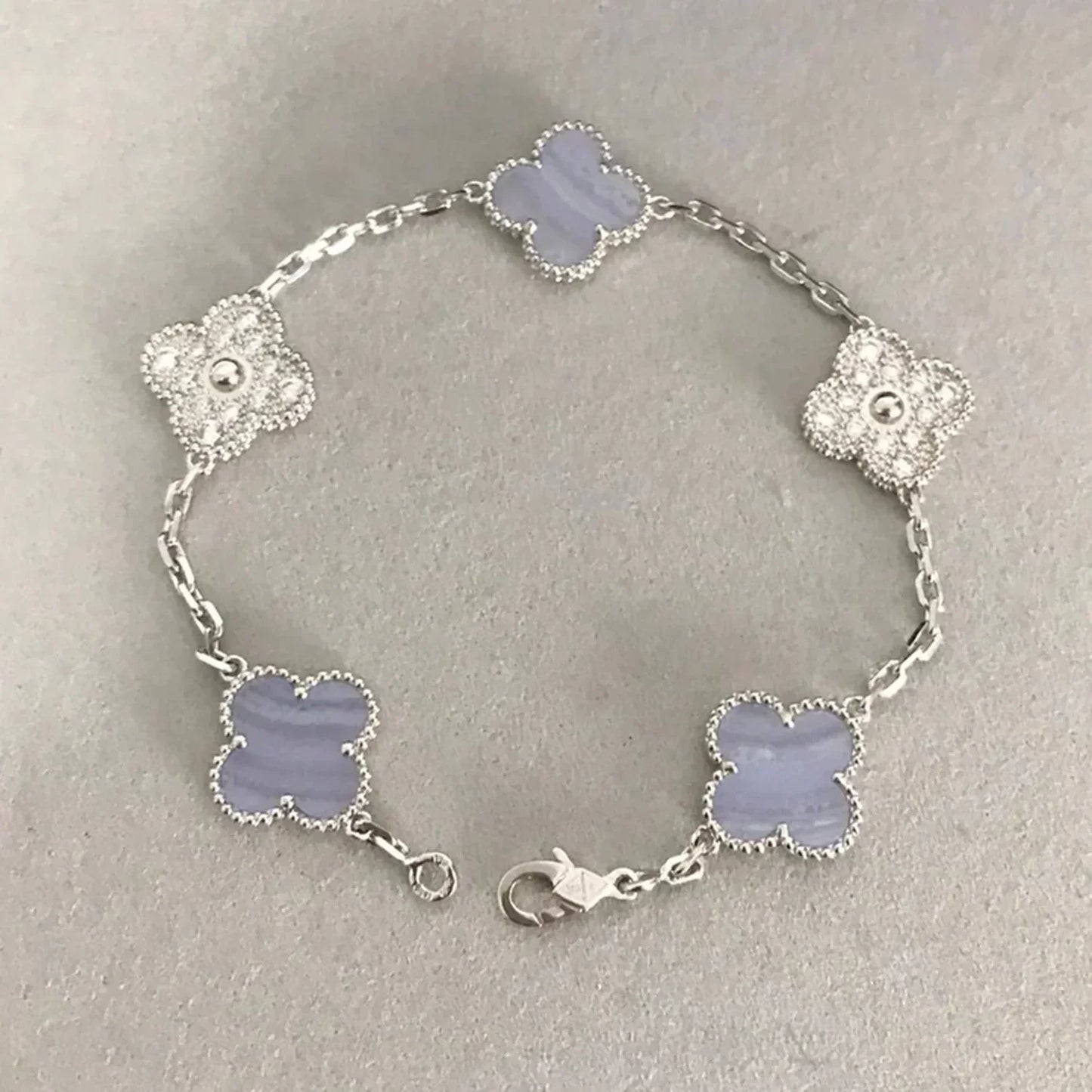 [Mystic] Armband aus Silber mit Kleeblattmotiv und fünf Diamanten in Lila und Chalcedon 