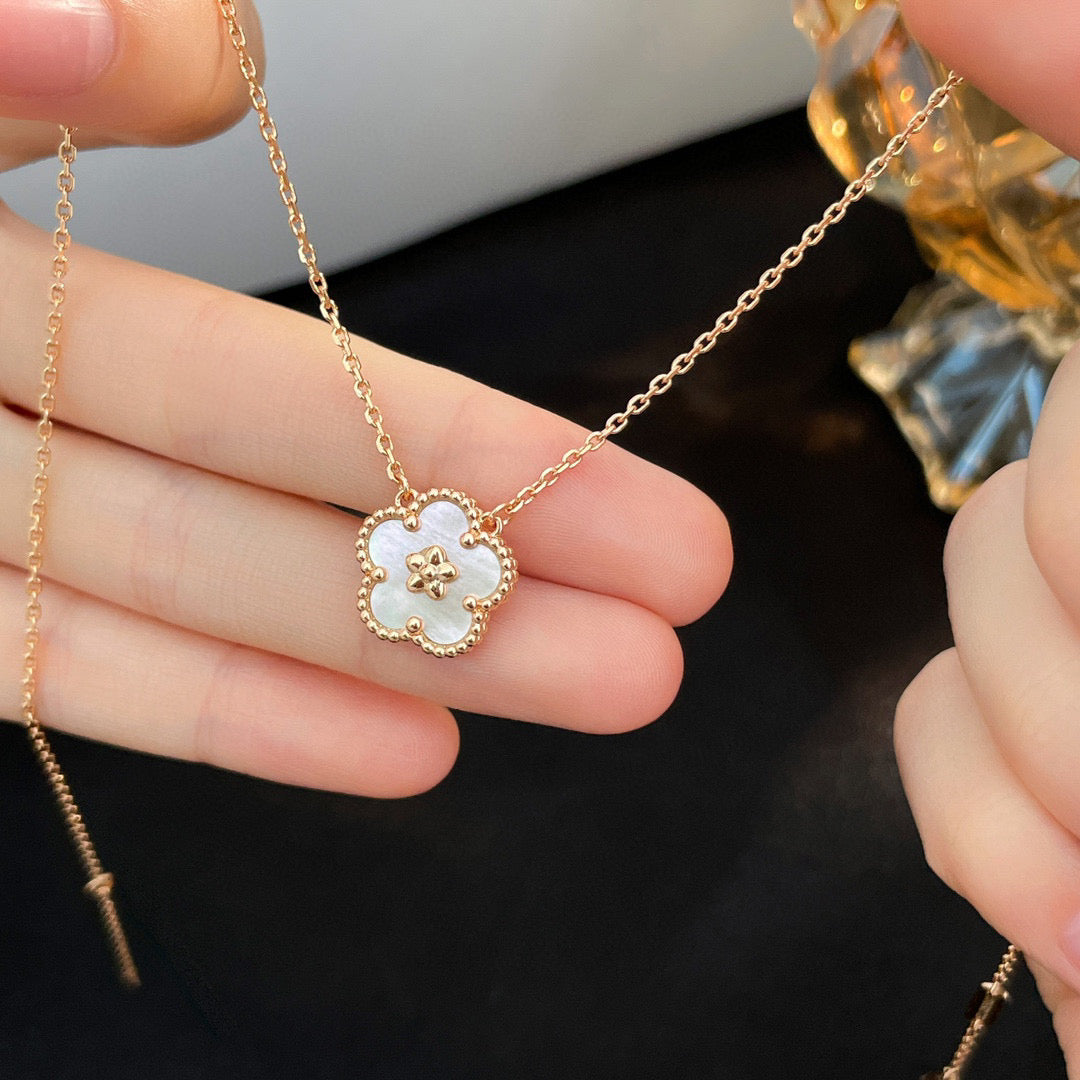 [Mystic Crown]LUCKY  WHITE MOP  PLUM BLOSSOM NECKLACE