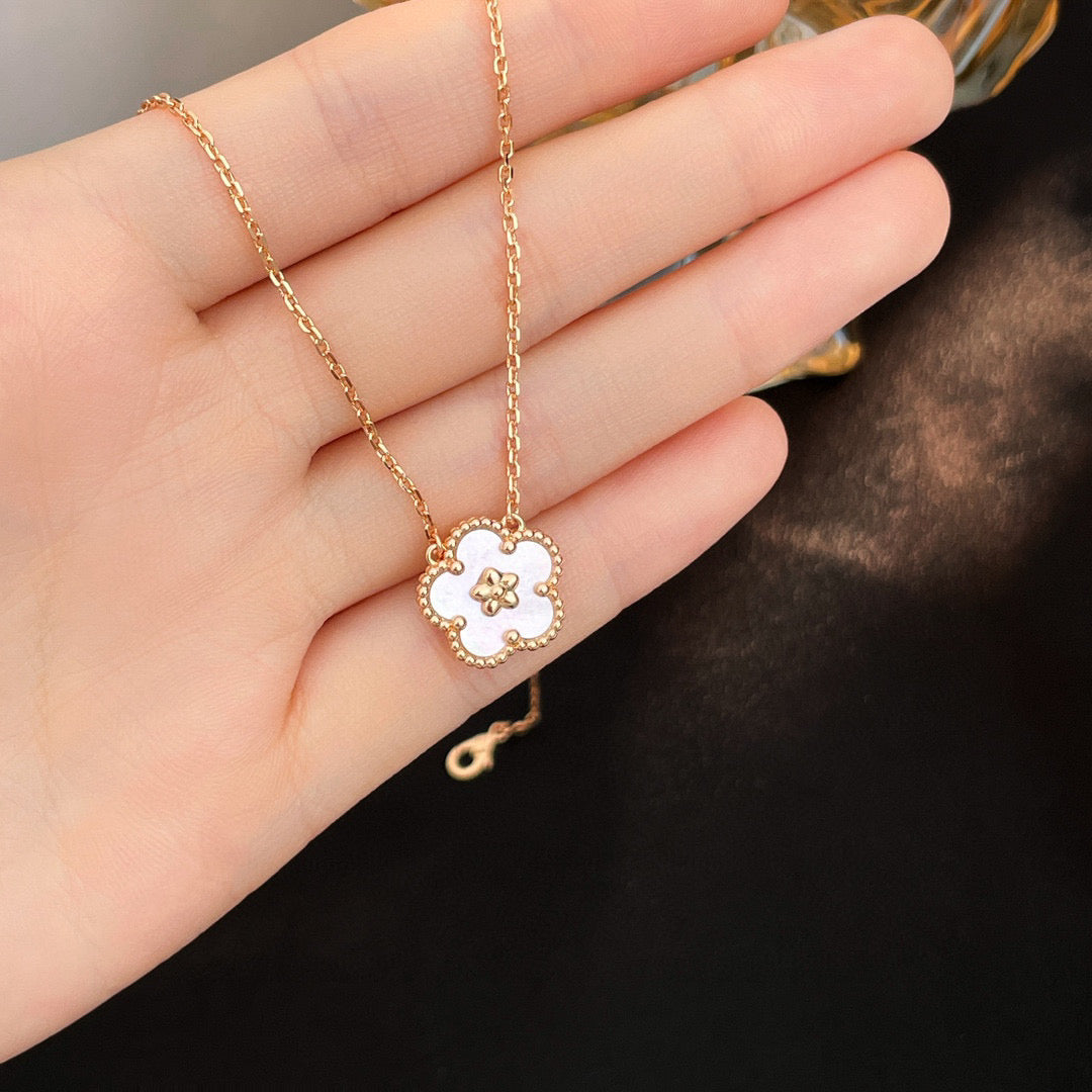 [Mystic]LUCKY  WHITE MOP  PLUM BLOSSOM NECKLACE
