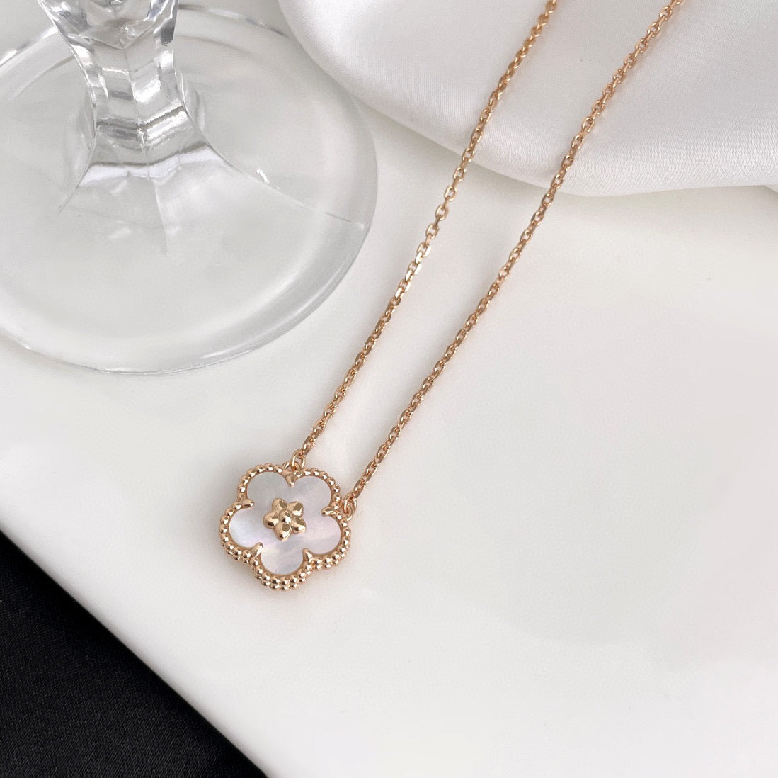 [Mystic Crown]LUCKY  WHITE MOP  PLUM BLOSSOM NECKLACE