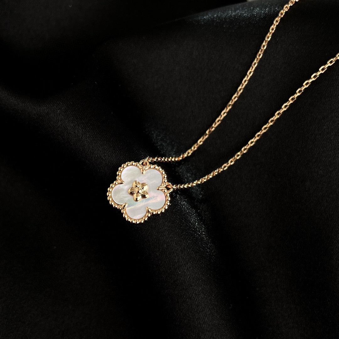 [Mystic Crown]LUCKY  WHITE MOP  PLUM BLOSSOM NECKLACE