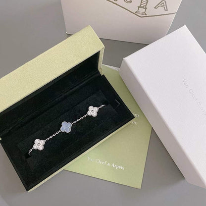 [Mystic] Armband aus Silber mit Kleeblattmotiv und fünf Diamanten in Lila und Chalcedon 