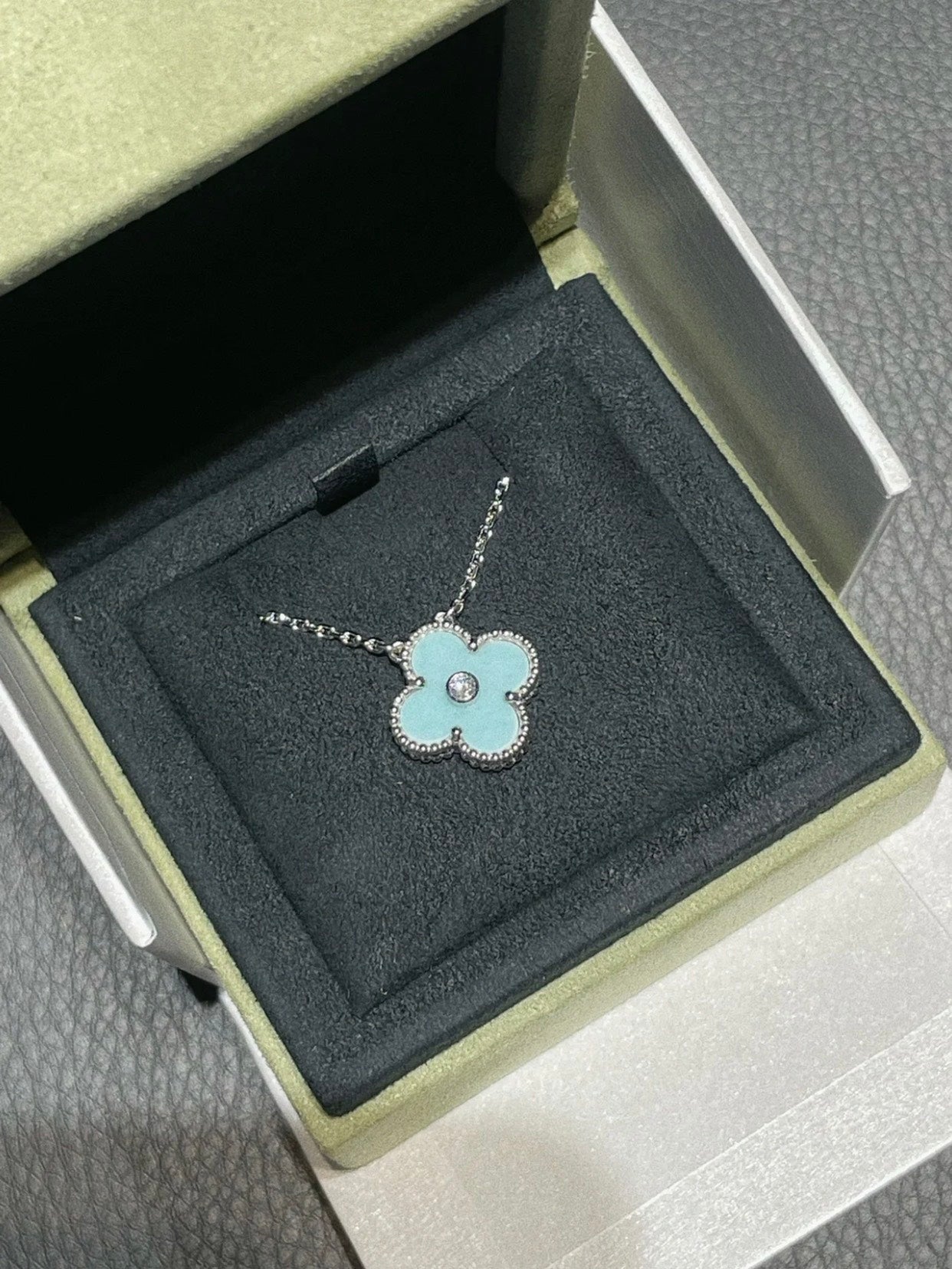 [Mystic]CLOVER 1 DIAMOND LIGHT BLUE SILVER NECKLACE