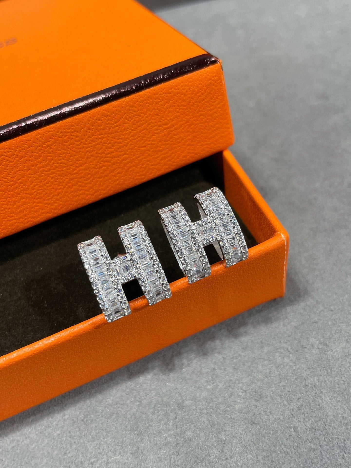 [Mystic]H STUD EARRINGS WITH SILVER DIAMONDS