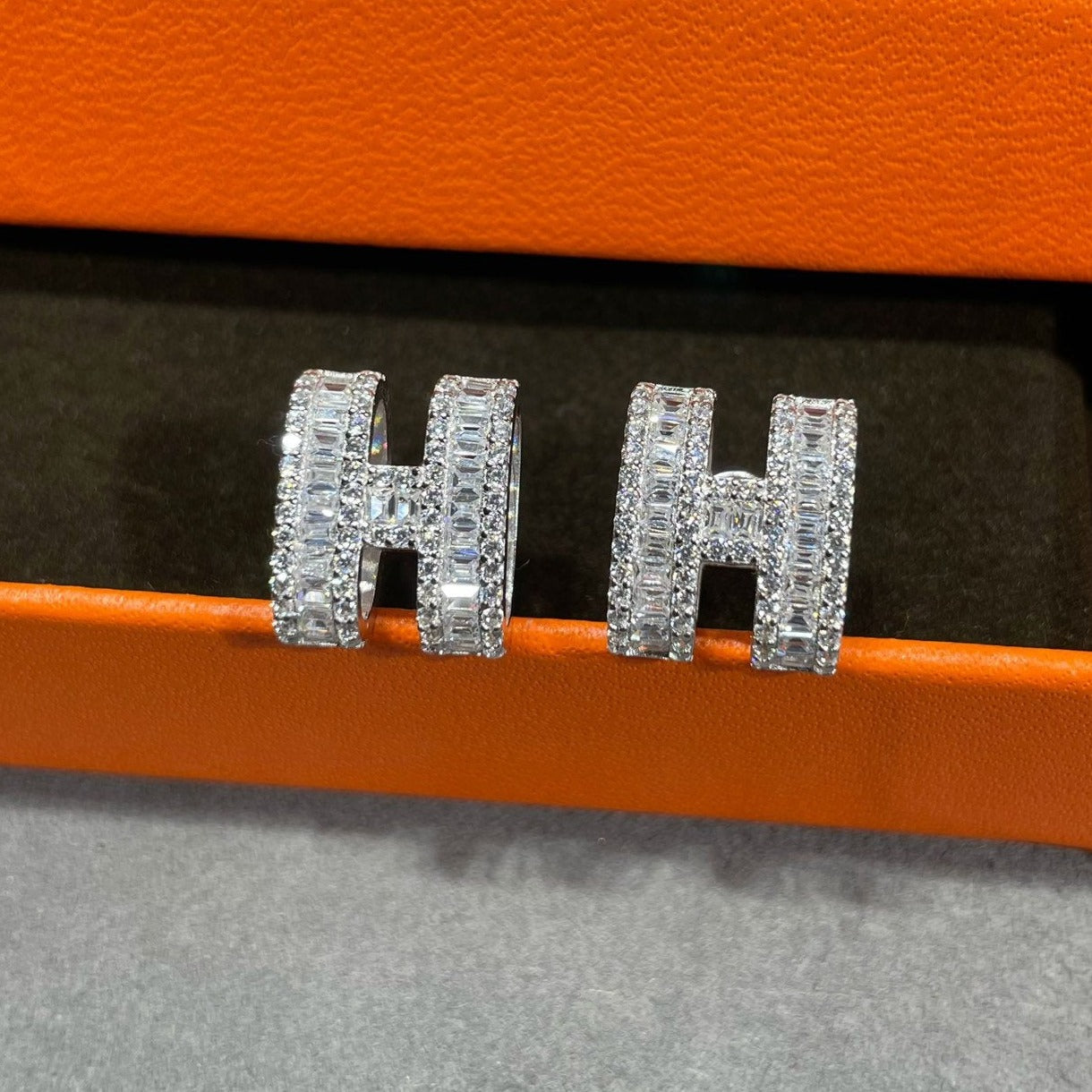 [Mystic]H STUD EARRINGS WITH SILVER DIAMONDS