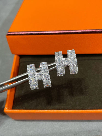 [Mystic]H STUD EARRINGS WITH SILVER DIAMONDS