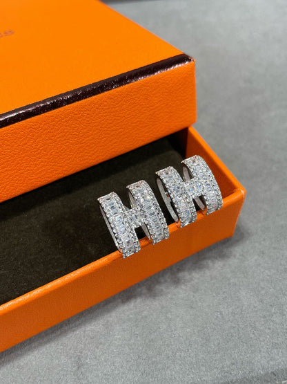 [Mystic]H STUD EARRINGS WITH SILVER DIAMONDS