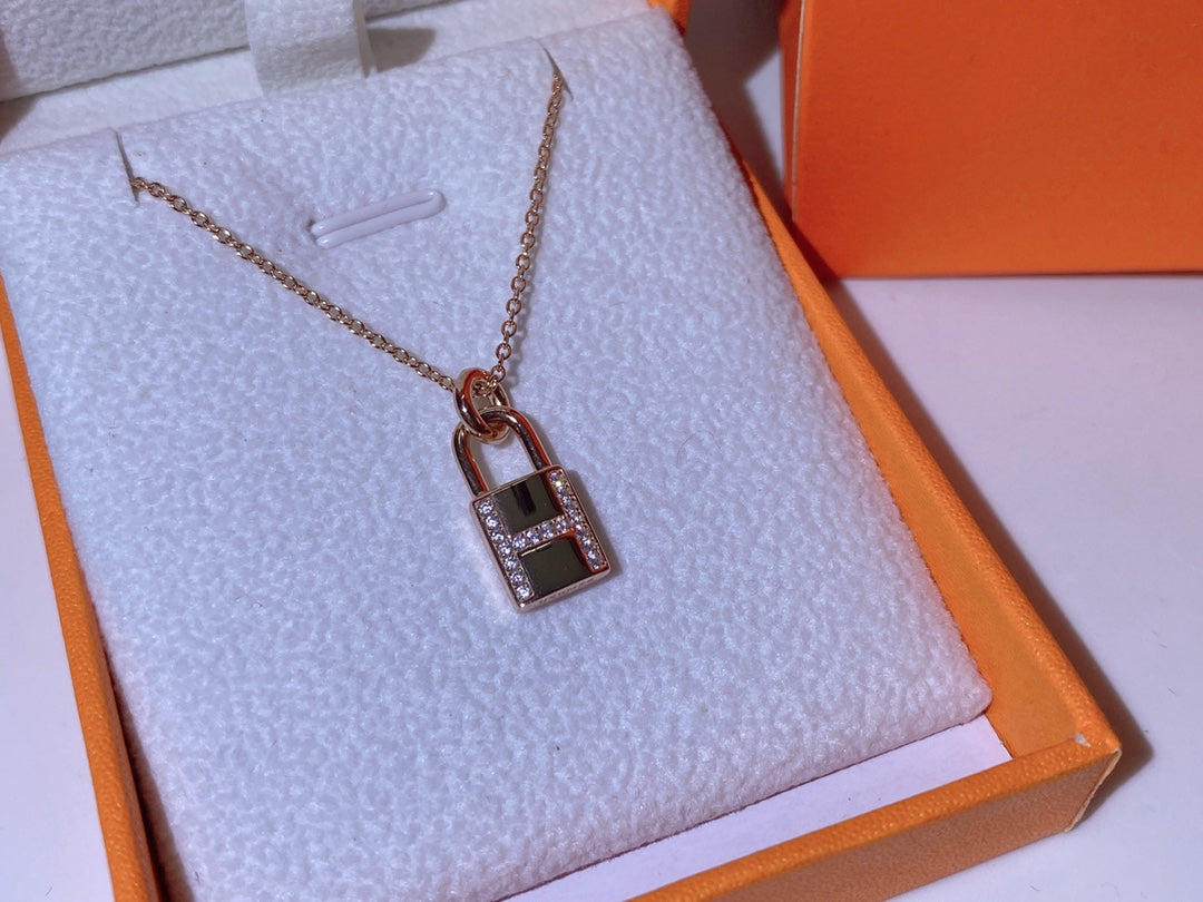[Mystic]HM ADVANCED NICHE LOCK HEAD NECKLACE DIAMONDS
