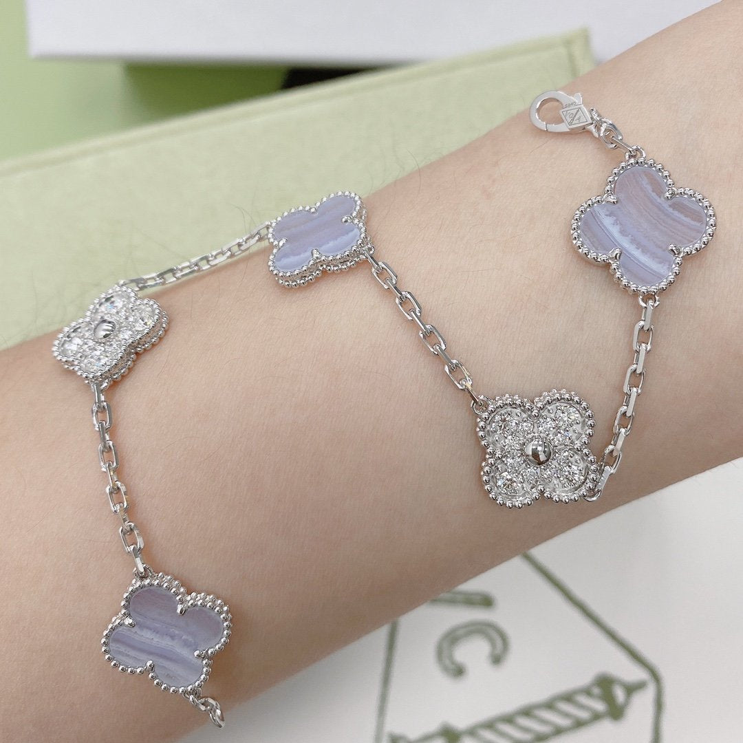 [Mystic] Armband aus Silber mit Kleeblattmotiv und fünf Diamanten in Lila und Chalcedon 
