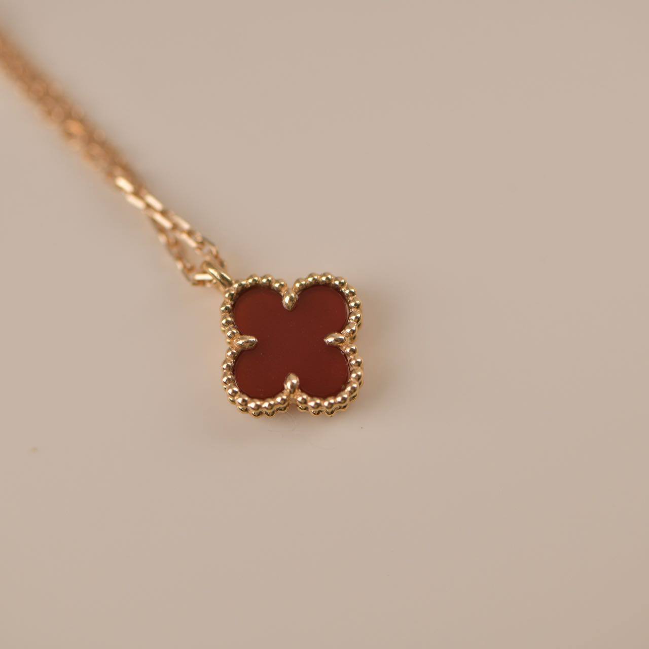 [Mystic]CLOVER MINI 9.5MM WHITE CARNELIANS NECKLACE