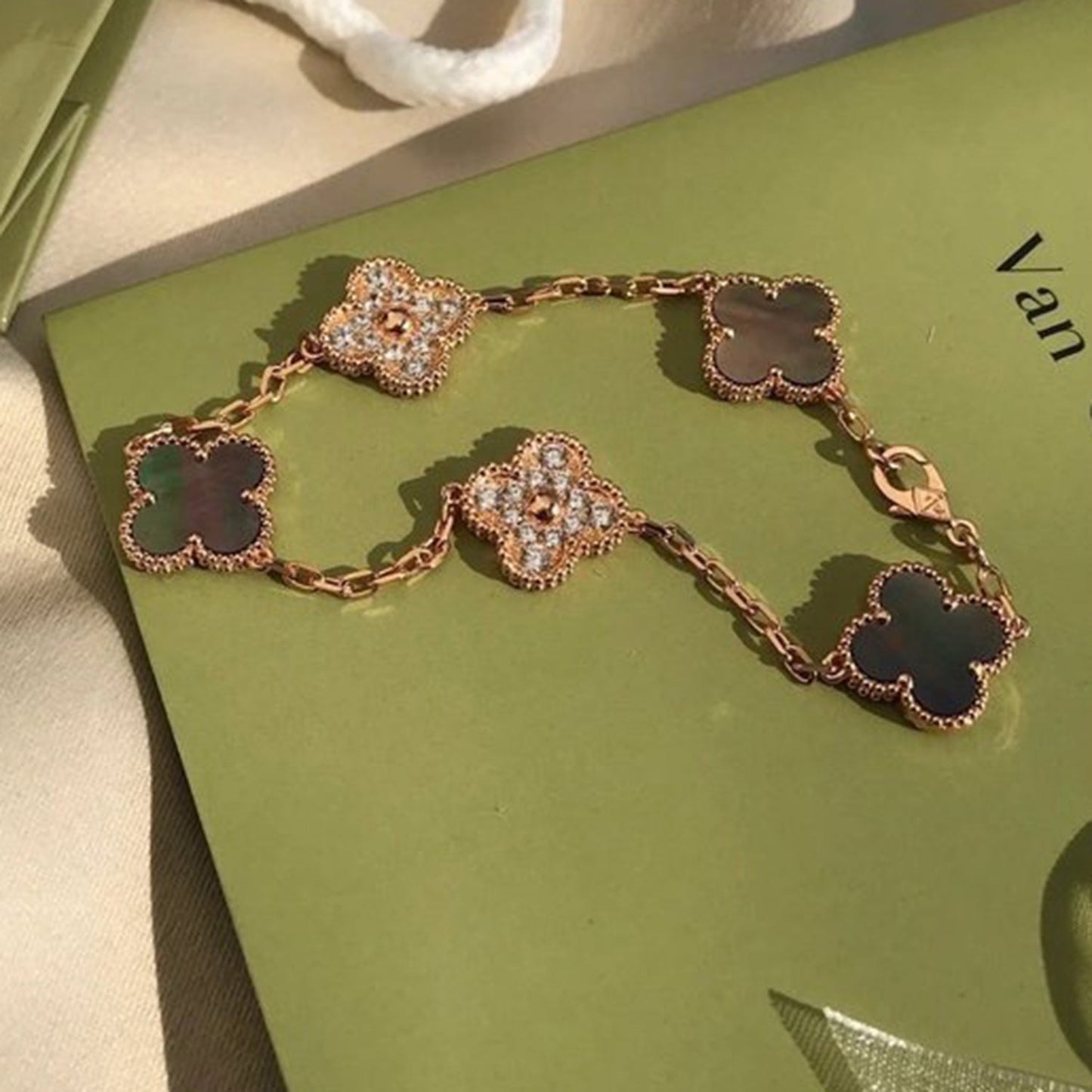 [ミスティック]クローバー 5モチーフ グレーモップ ダイヤモンドブレスレット