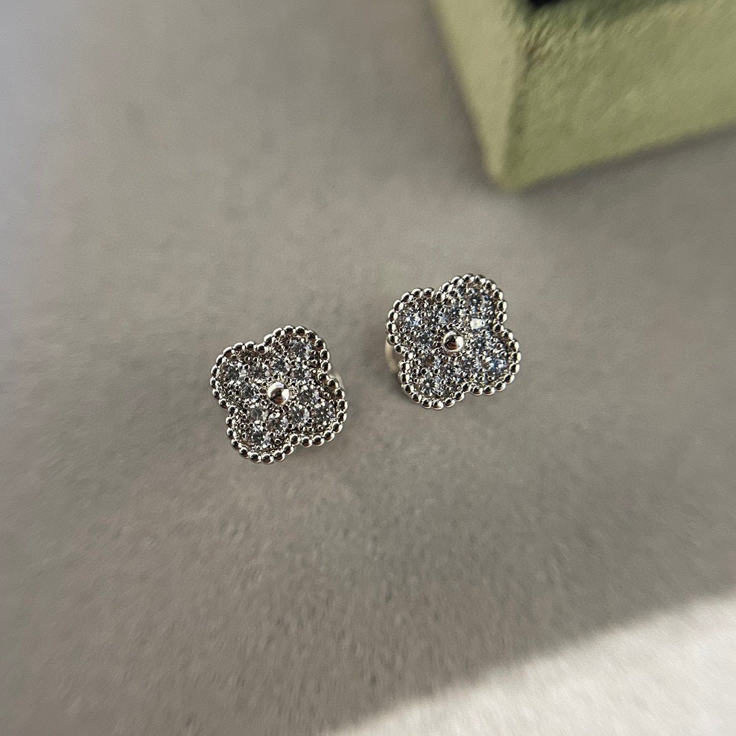 [Mystic]CLOVER MINI DIAMOND STUD EARRINGS